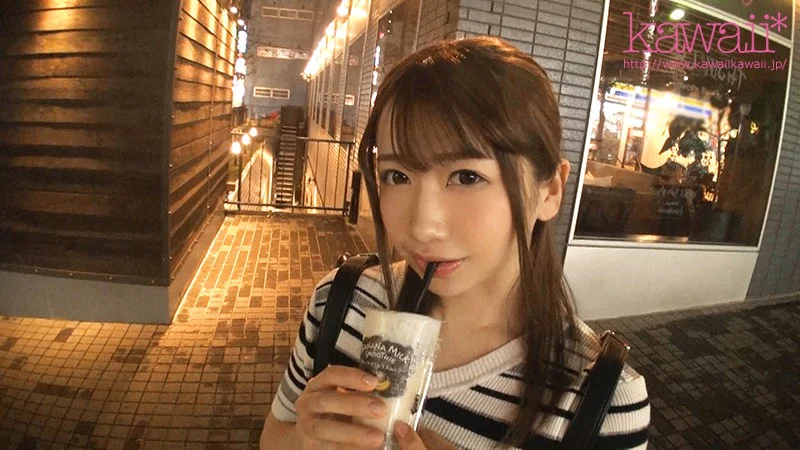 ［学生用のフォーマルな装いをまとった可憐な10代後半ヒロイン、戸惑いの表情から一転するラバーレス垂直