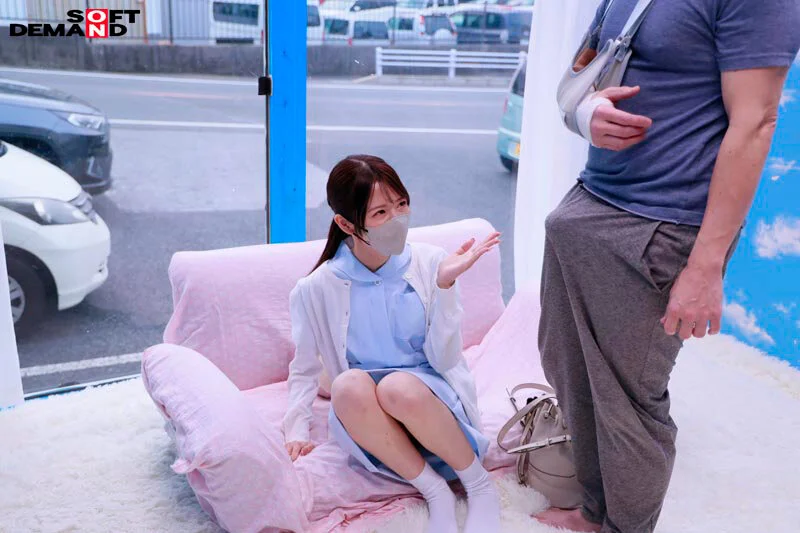 「純真な少女が、ナース服を脱ぎ捨てることなく、ただ下半身だけをさらけ出して男に奉仕する。その倒錯的な