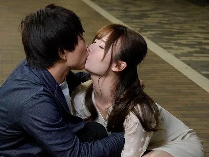 【miru】酔えばキス魔に変わる同期女子