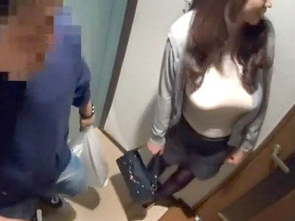 ＜素人ナンパ＞32歳人妻と年下男性の秘密の出会い